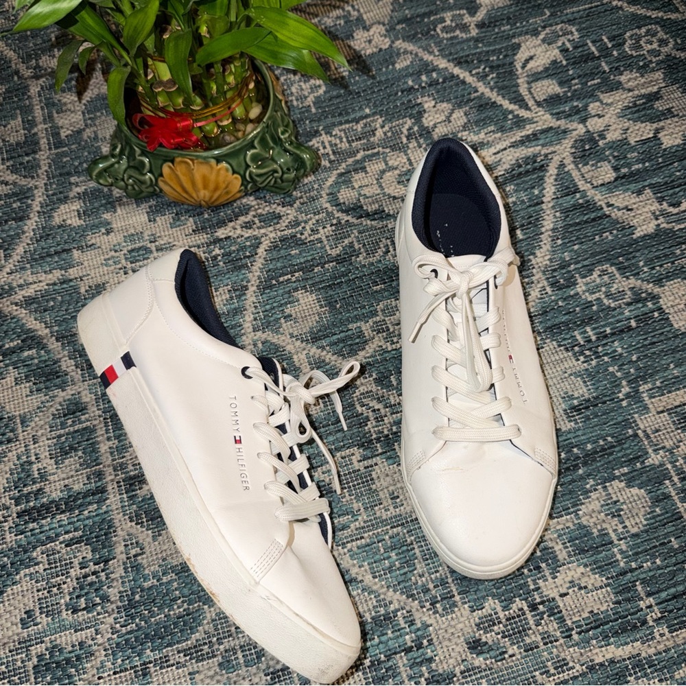 •Tommy Hilfiger• Classic Sneakers - Picture 2 of 8